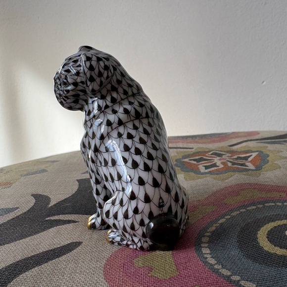 HEREND SITTING PUG FIGURINE Black. Pristine - Picture 4 of 5